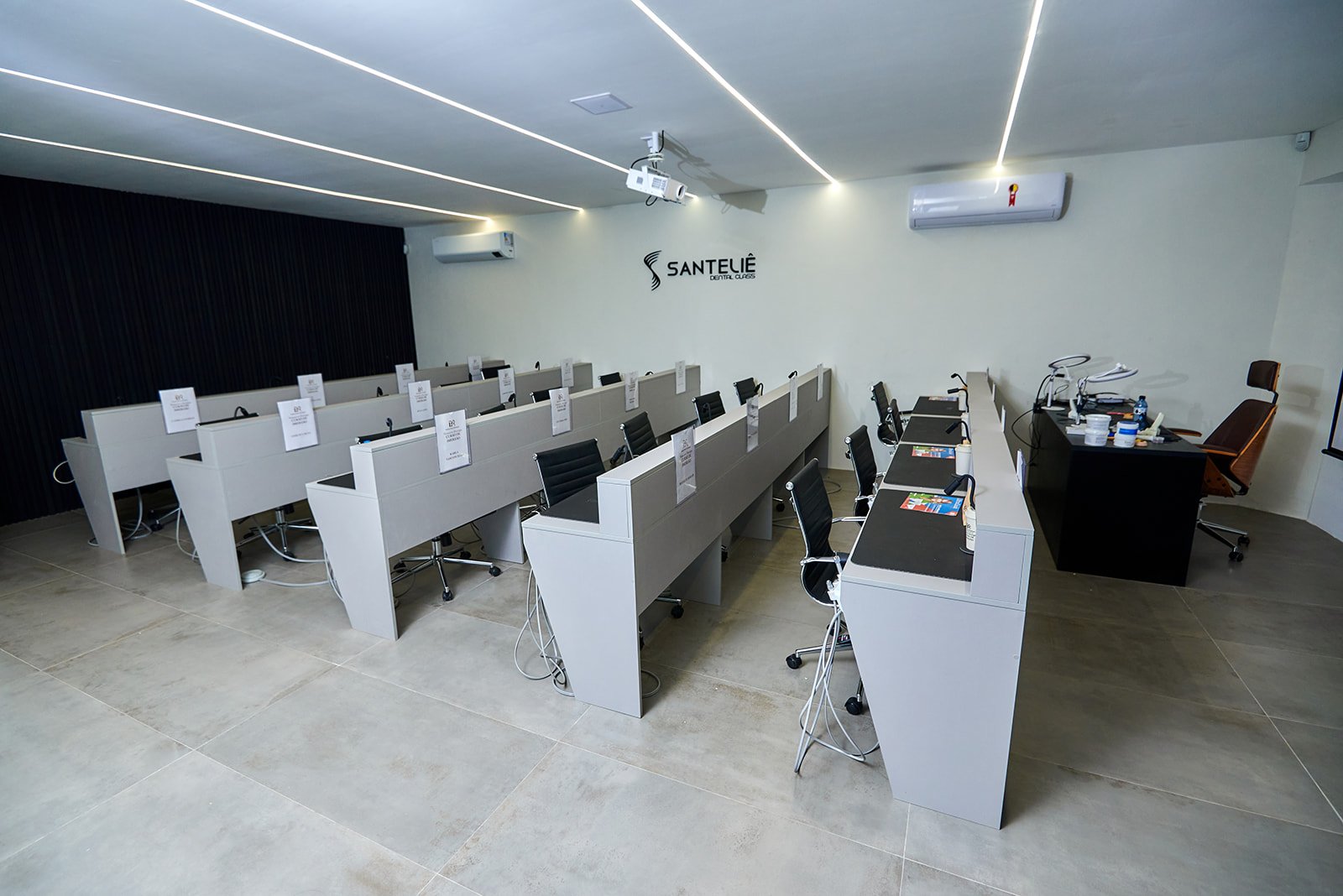 Visão ampla do espaço de aula.